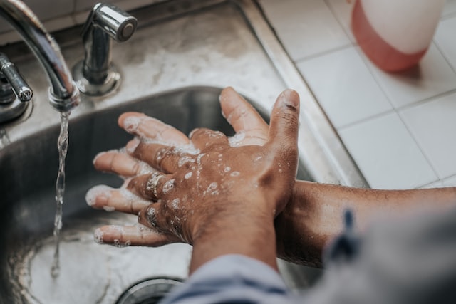 person washing the hands