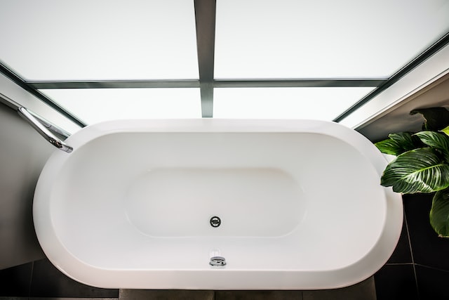 white fiberglass tub